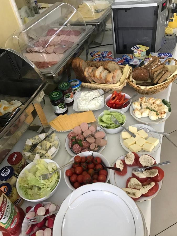 Zajazd Restauracja Paradise Чаплинек Екстериор снимка