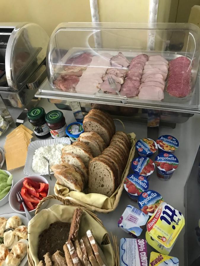 Zajazd Restauracja Paradise Чаплинек Екстериор снимка